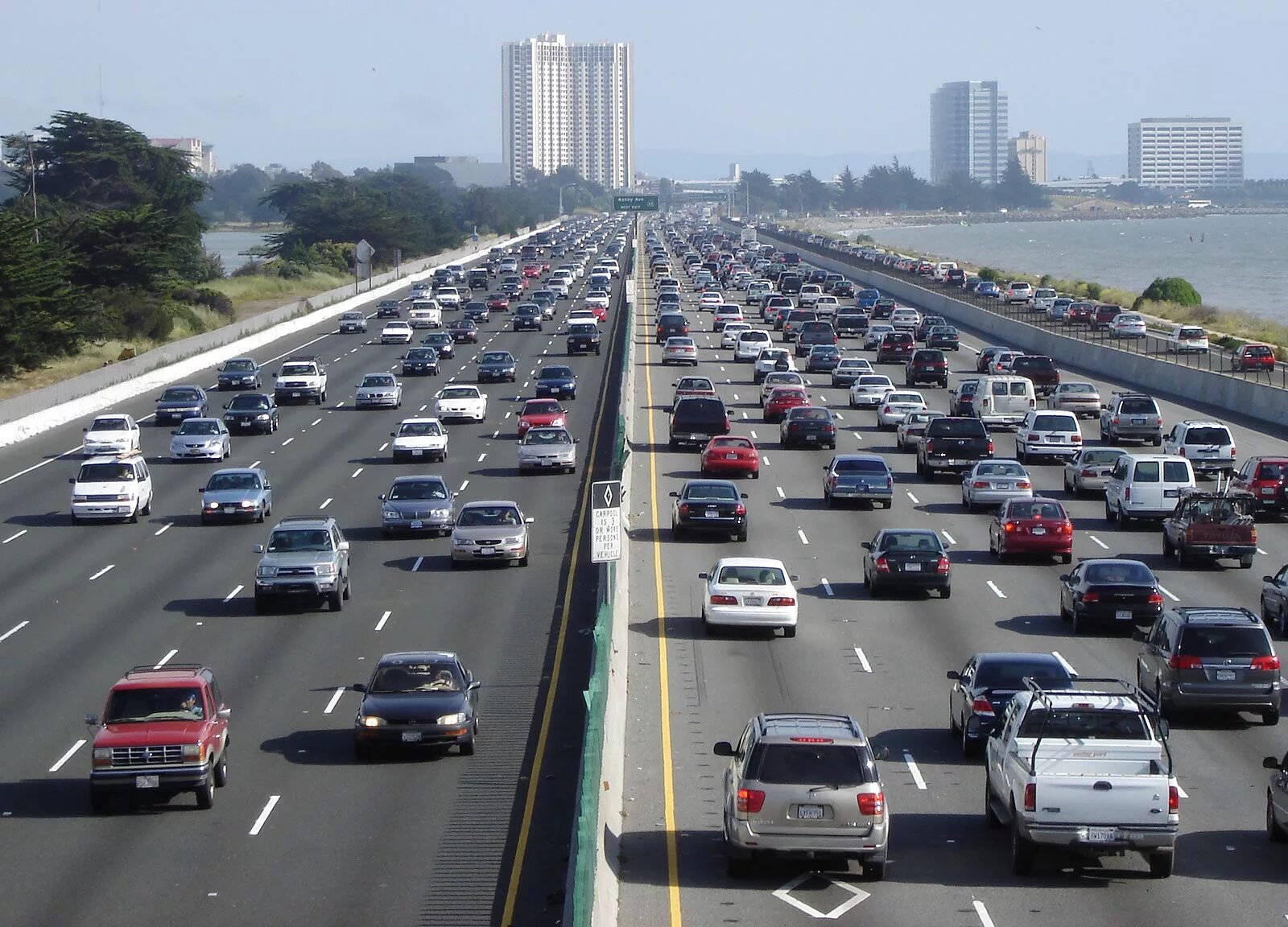 Передвижение на авто. Автомагистраль 80 (i-80). Трасса i80 в США. Автомобильный транспорт. Машина на дороге.