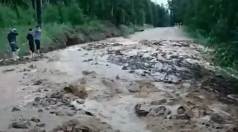 Ливень размыл круто поднимающуюся тропинку в гору