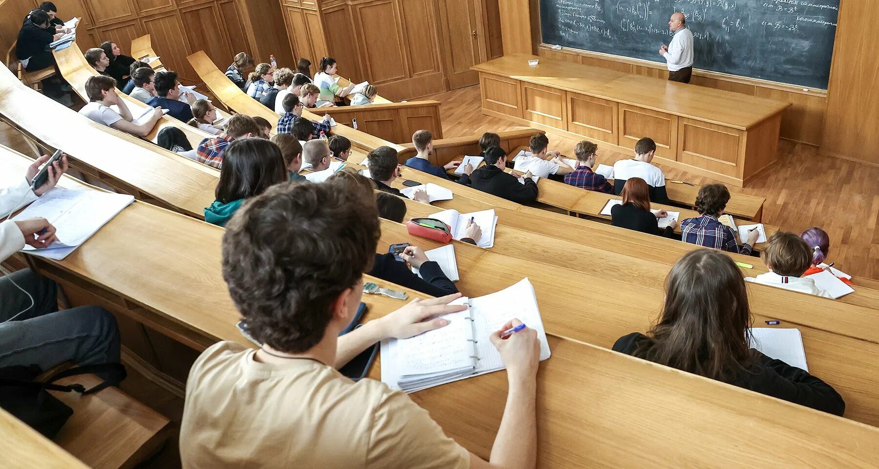 Девушка в университете. Студенты в вузе. Платное образование в университете. Студенты в аудитории. Мантия выпускника мгу.