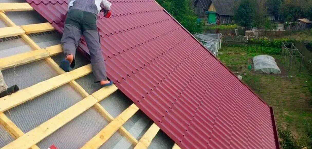 Крыша из металлочерепицы. Кровля крыши. Кровля металлочерепица монтаж. Укладка металлочерепицы. Накрыть металлочерепицу.