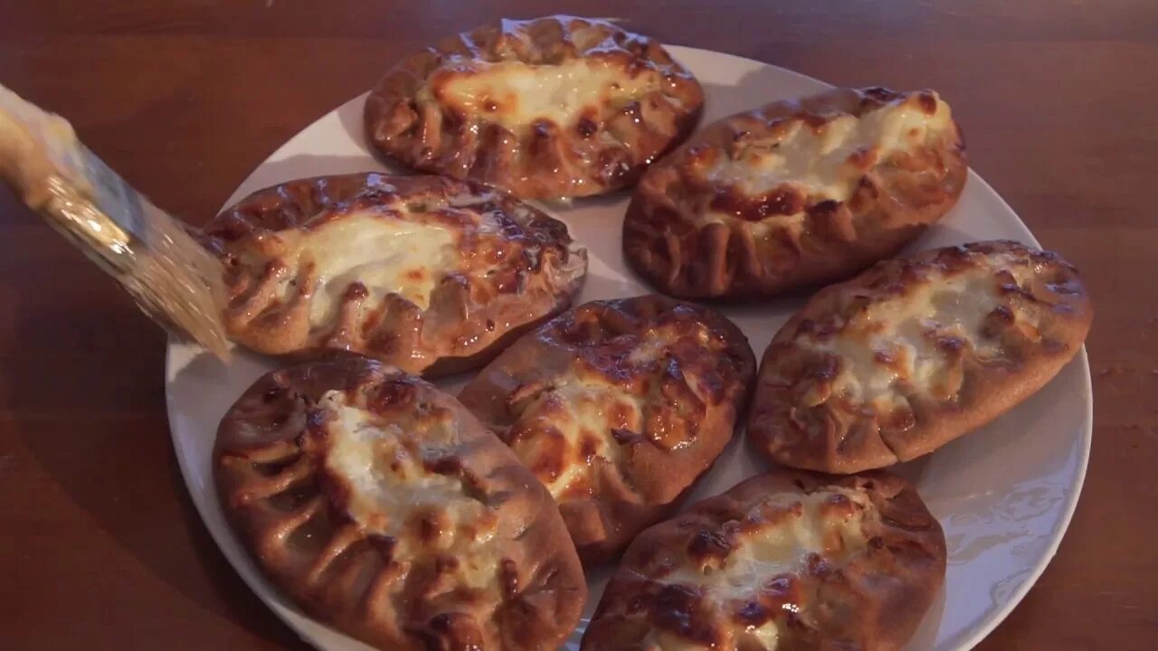 Рецепт карельских калиток из ржаной. Калитка еда карельская. калитка выпечка карелия. калитки карельские из ржаной муки. калитки с картофельным припеком.