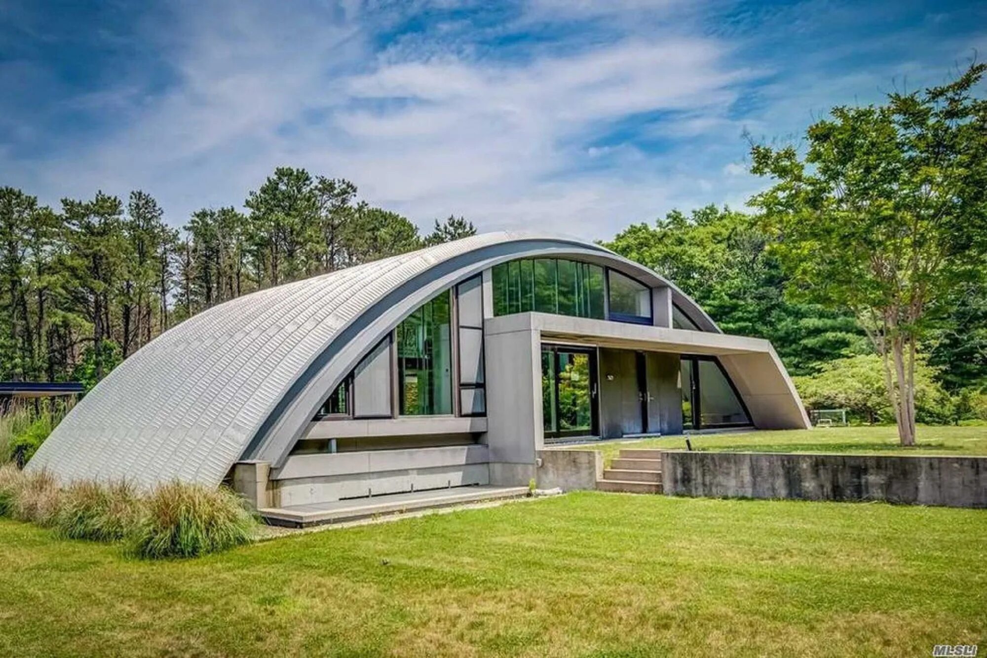 Арочные постройки. Дом с арочной крышей. Дома правильной формы. Овальная крыша. Арочные дома.