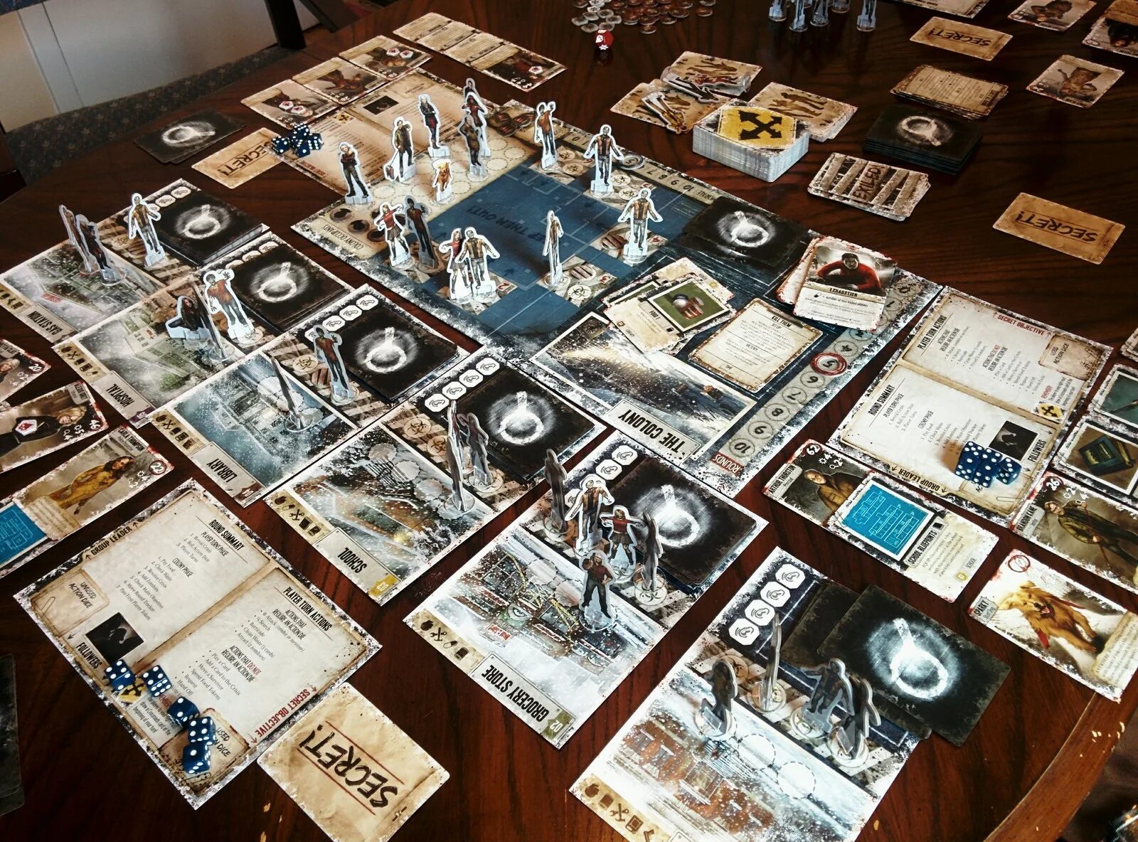 Карри настольные игры. Dead of Winter: a Crossroads game.