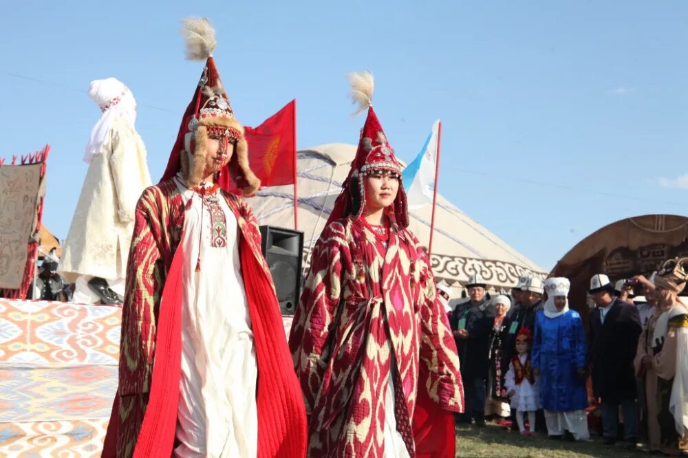 Костюм кочевника. Костюм кочевника. Одежда кочевников казахстана. Киргизская национальная одежда женская. Одежда кочевников.