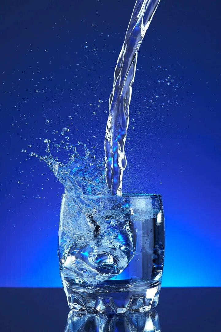 Padayushiy stakan s vodoy. Чистая питьевая вода. Вода льется. Вода льется в стакан. Wasser.