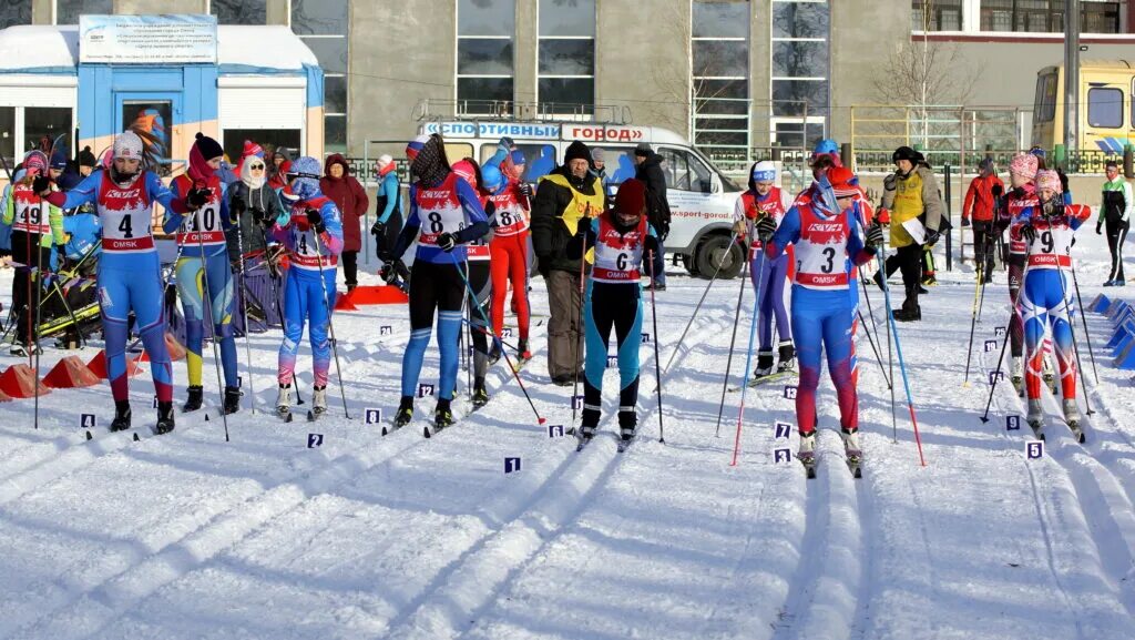 Спортивные школы лыжи. Лыжные гонки в Омске 2022. Секция лыжные гонки. Лыжники ДЮСШ. Соревнования по лыжам.