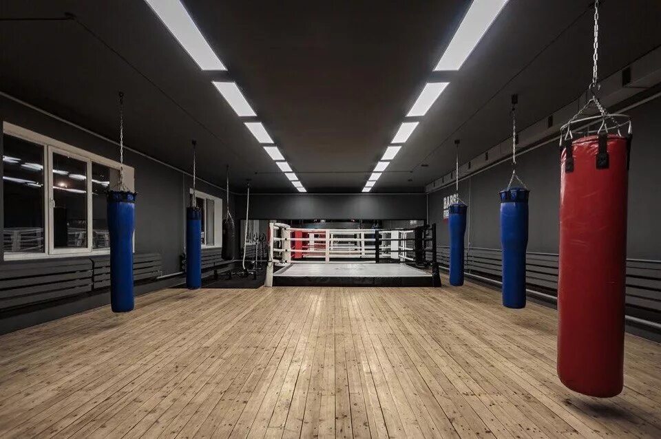 Тренировочный зал для детей. Тайский бокс Новосибирск клубы. Бокс в Новосибирске залы. Красивый зал для занятий.