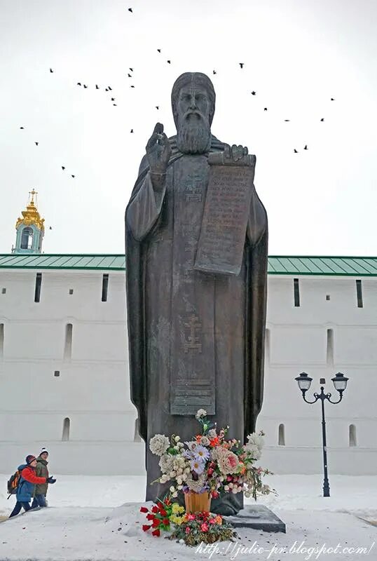 Житие сергия радонежского памятник век. Троице-Сергиева Лавра памятник сергию Радонежскому. Памятник сергию Радонежскому в Сергиевом Посаде. Памятники в Сергиева Посада сергию Радонежскому.