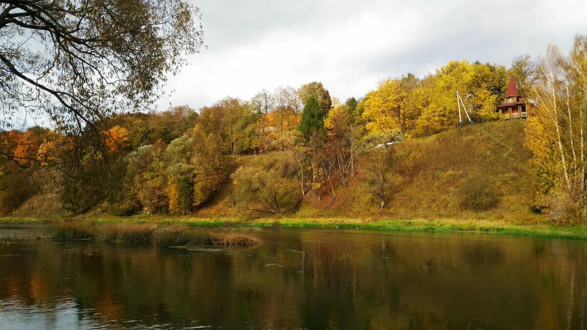 Подмосковный город в честь реки. Река Руза осенью. Долина реки Руза осень. Рузский Кремль Руза. Руза достопримечательности Кремль.