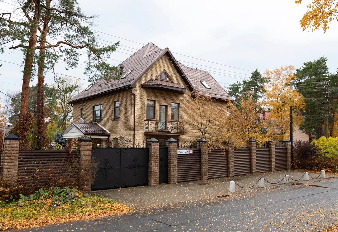 Купить дом спб газ. Сестрорецк, ул. 2-я Тарховская. Тарховская улица Сестрорецк. Сестрорецк Ленинградская область. Особняк в Сестрорецке.