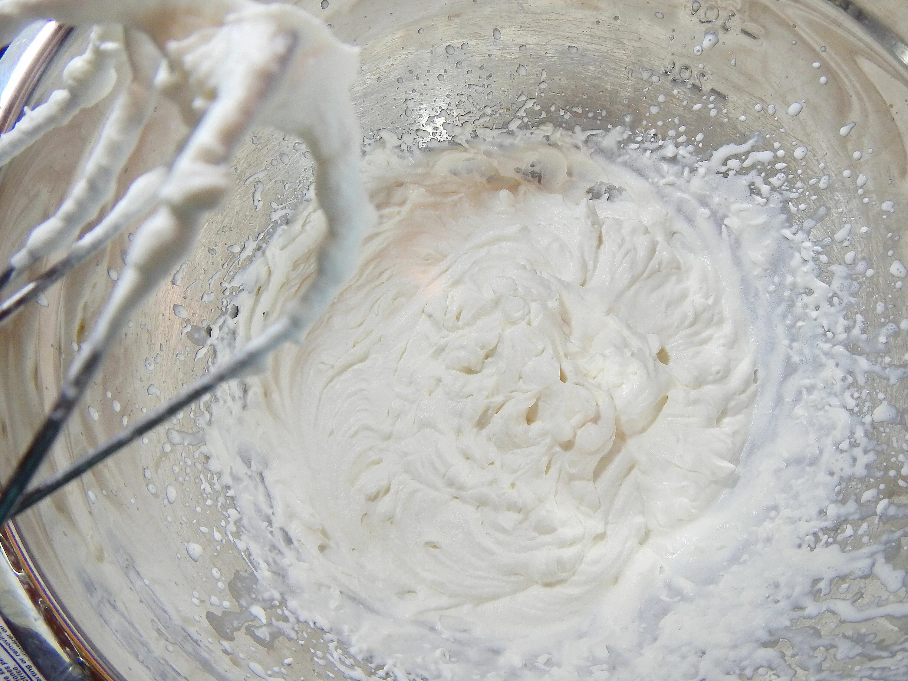 Крем для торта из сливок. Крем сливочный для торта из сливок. Консистенция крема из сливок. Отслоился крем на торте.