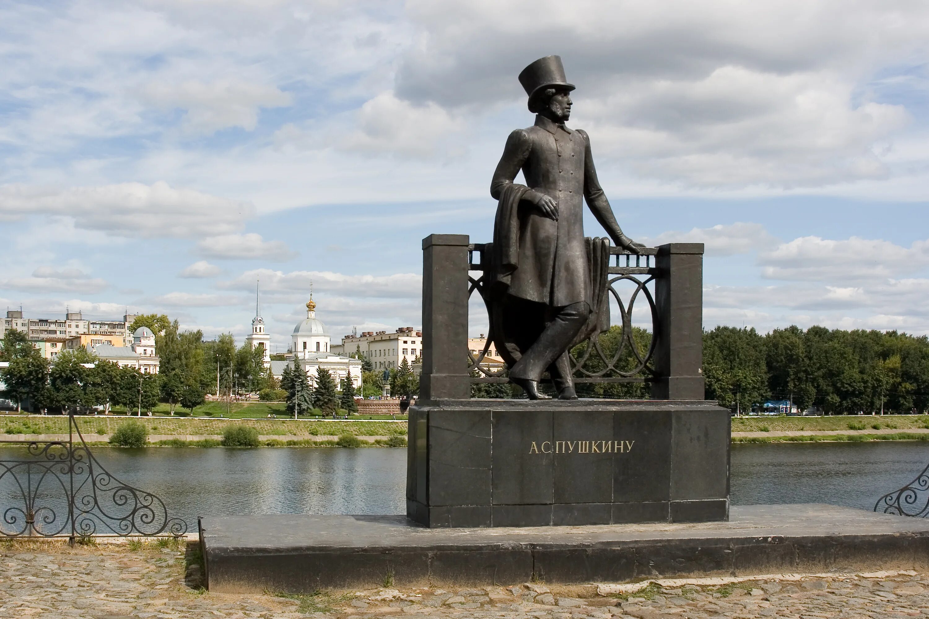 Памятник другое название. Памятник Пушкину Тверь Горсад. Памятник Пушкина в Твери. Памятник Пушкину в Твери в Горсаду. Памятник Пушкина в Твери Горсад.