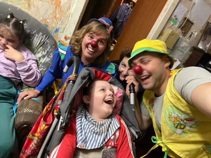 симпсоны клоун красти. клоун расти. клоун с шариками. носки со смайликами. полунин лицедеи.