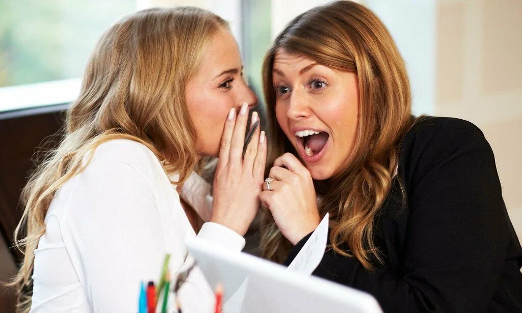 Мужчина рассказывает женщине. Антонио гиллем (antonio guillem). Девушка очень много говорит. Девушка очень много говорит. Человек с облаком для речи.