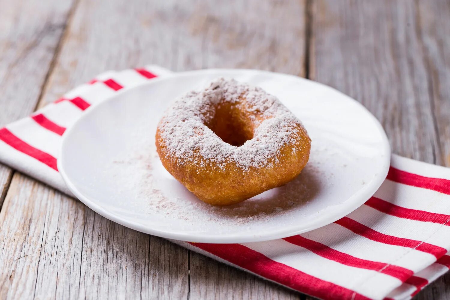 Пончики с сахарной пудрой. Пончики круглые на дрожжах. Ютяо китайские пончики. Вкусные пончики. Пончики с сахарной пудрой.