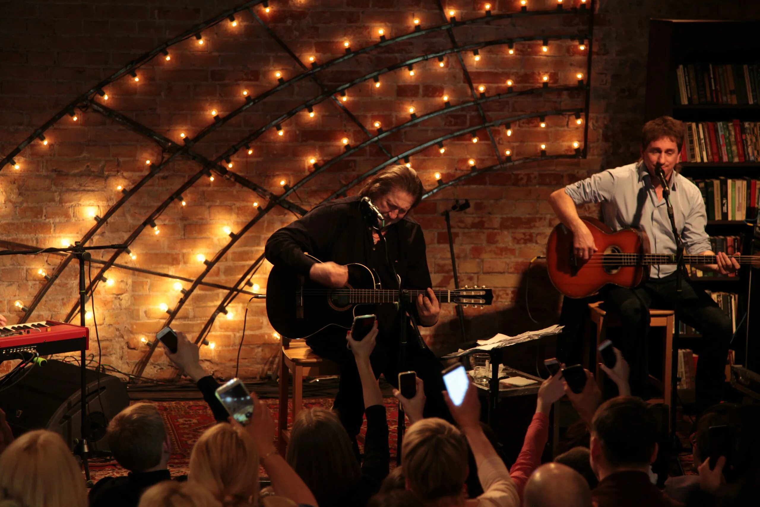 квартирник у маргулиса 2021. гитарист квартирник. квартирник аг. квартирник на улице. аквариум 2012 - квартирник у мейерхольда.