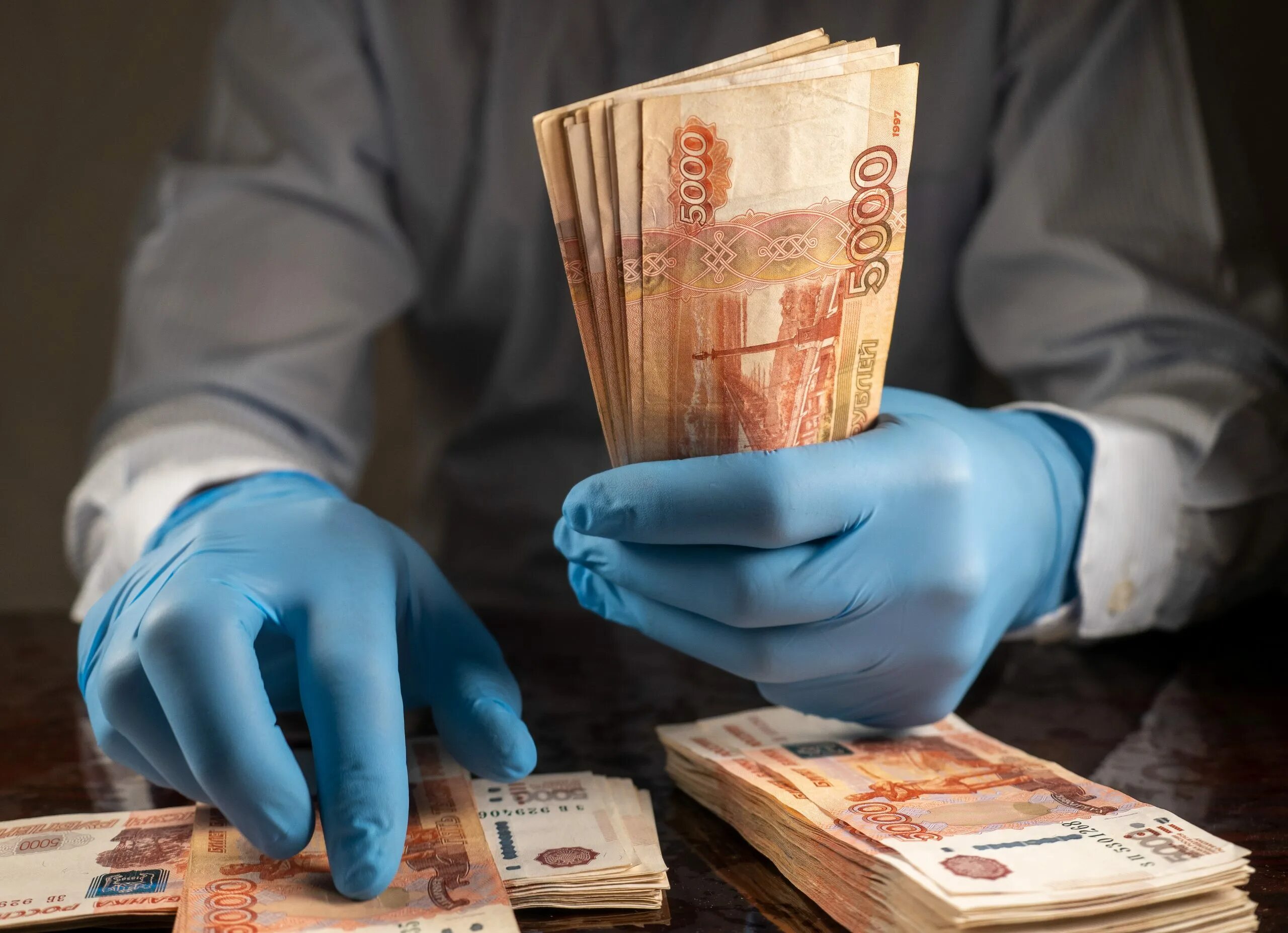 Валюта. Менять деньги. Пятитысячные купюры в кошельке. Много 2000 купюр. Какие будут новые деньги в 2022 году фото.