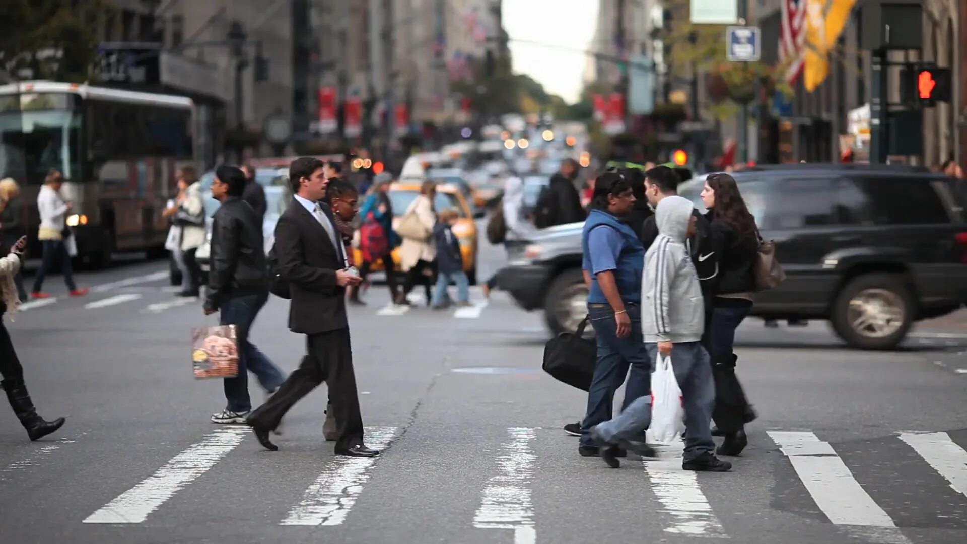 Люди на пешеходном переходе. Человек переходит дорогу. Люди на улице. Пешеходы Нью-Йорка.