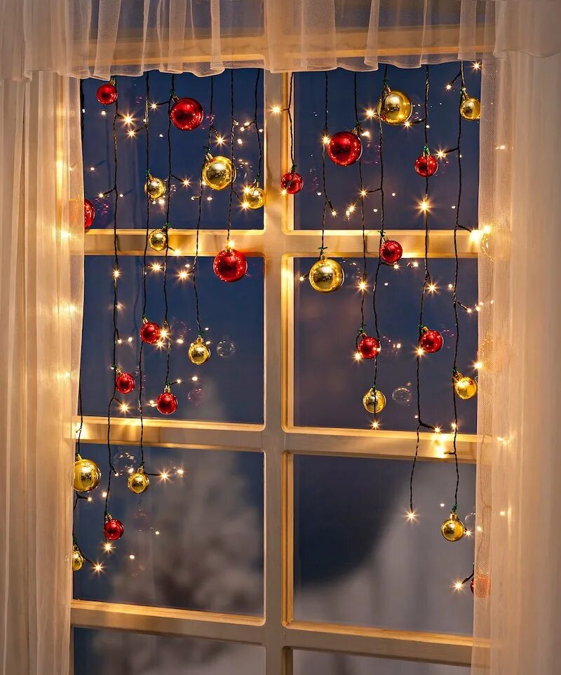 Как красиво украсить к новому году. Новогоднее украшения на окна. Новогодние украшения на окн. Новогоднее украшкниеокна. Украшение окна на новй од.