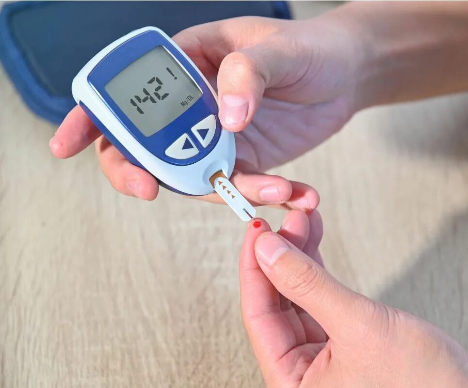 Пальцы после глюкометра. Глюкометр в руке. Повышение уровня глюкозы в крови. Глюкометр и инсулин. Глюкометр кровь.