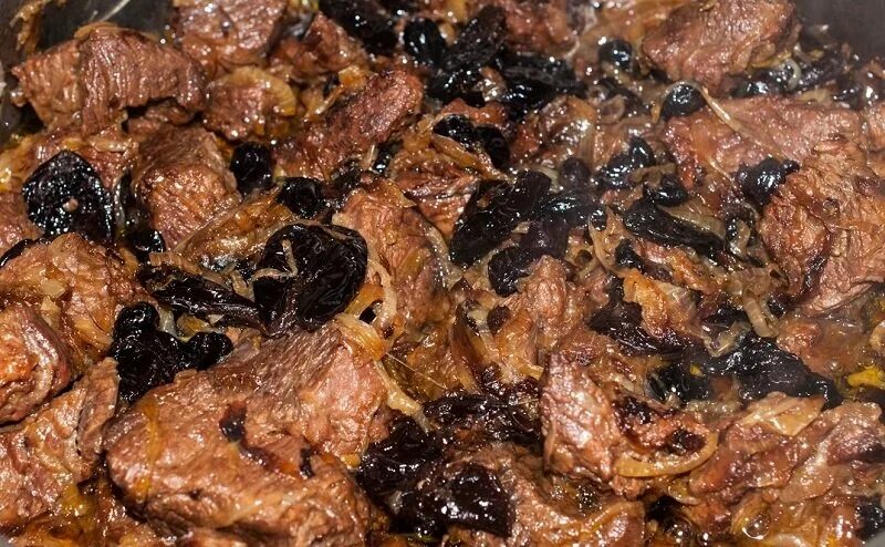 Свинина тушеная с курагой и черносливом. Свинина с черносливом тушеная на сковороде рецепт. Свинина с черносливом тушеная на сковороде рецепт. Говядина с черносливом тушеная. Свинина с черносливом тушеная на сковороде рецепт.