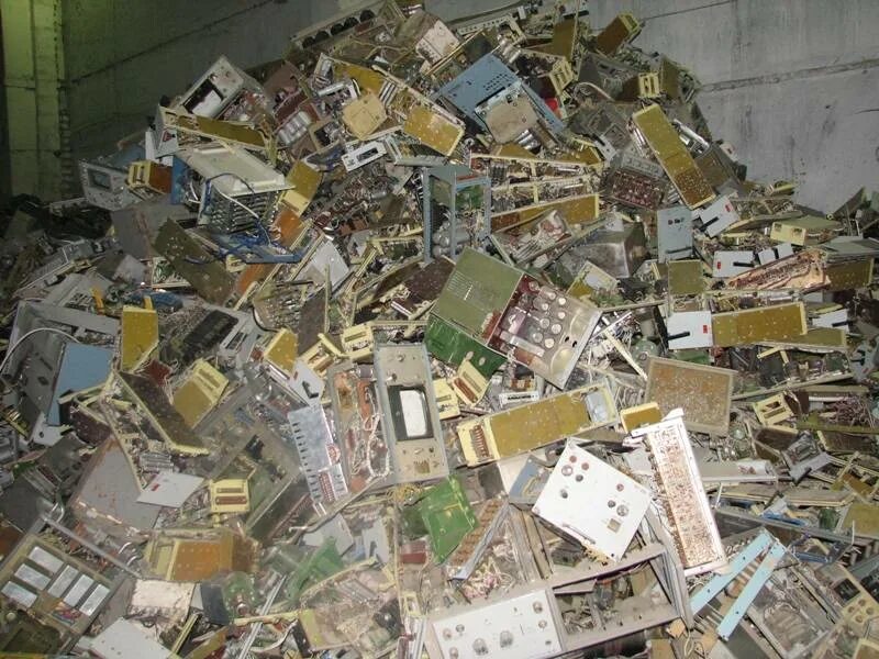 Утилизация драгметаллов. Дорогие радиодетали. Платы радиодетали. Техническое серебро в пластинках. Утилизация драгметаллов.