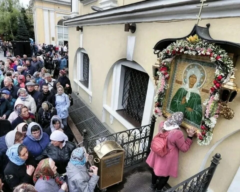 В каком монастыре находится матрона московская. Икона блаженной матроны московской в покровском монастыре.