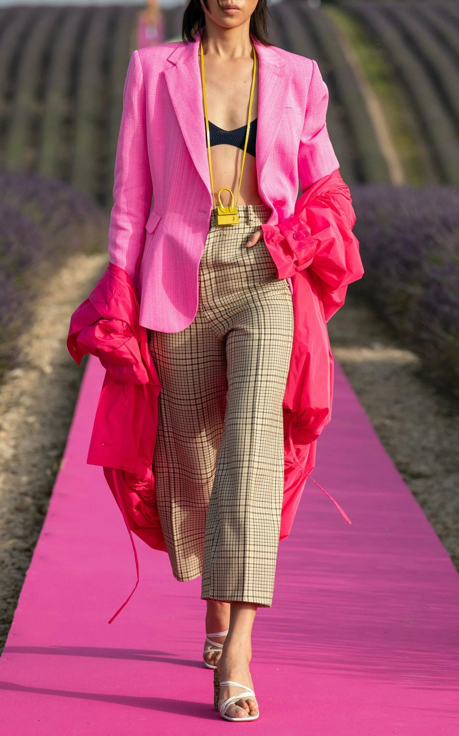 Дольче габбана 2022 женская коллекция. Креативные тренды в моде. Versace fashion show 2020. Модная одежда 2020. Американские тренды 2019.