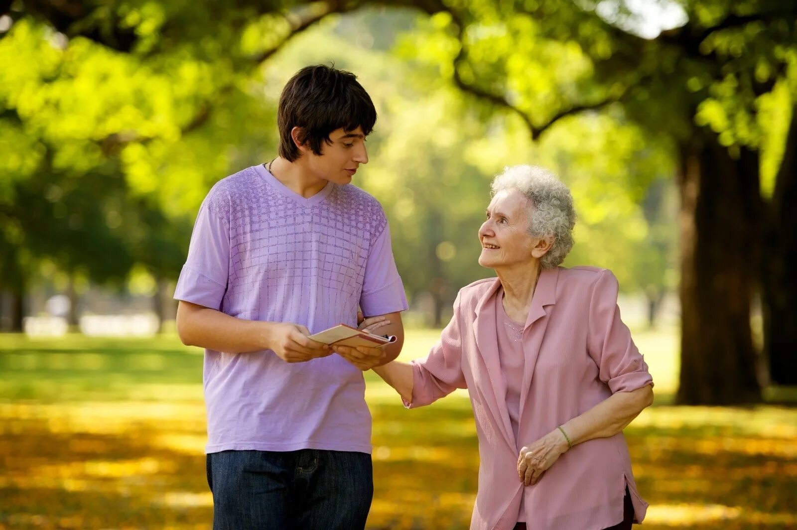 Уважение к пожилым. Общение с пожилыми. Пожилые и молодые люди. Общение с пожилым человеком.