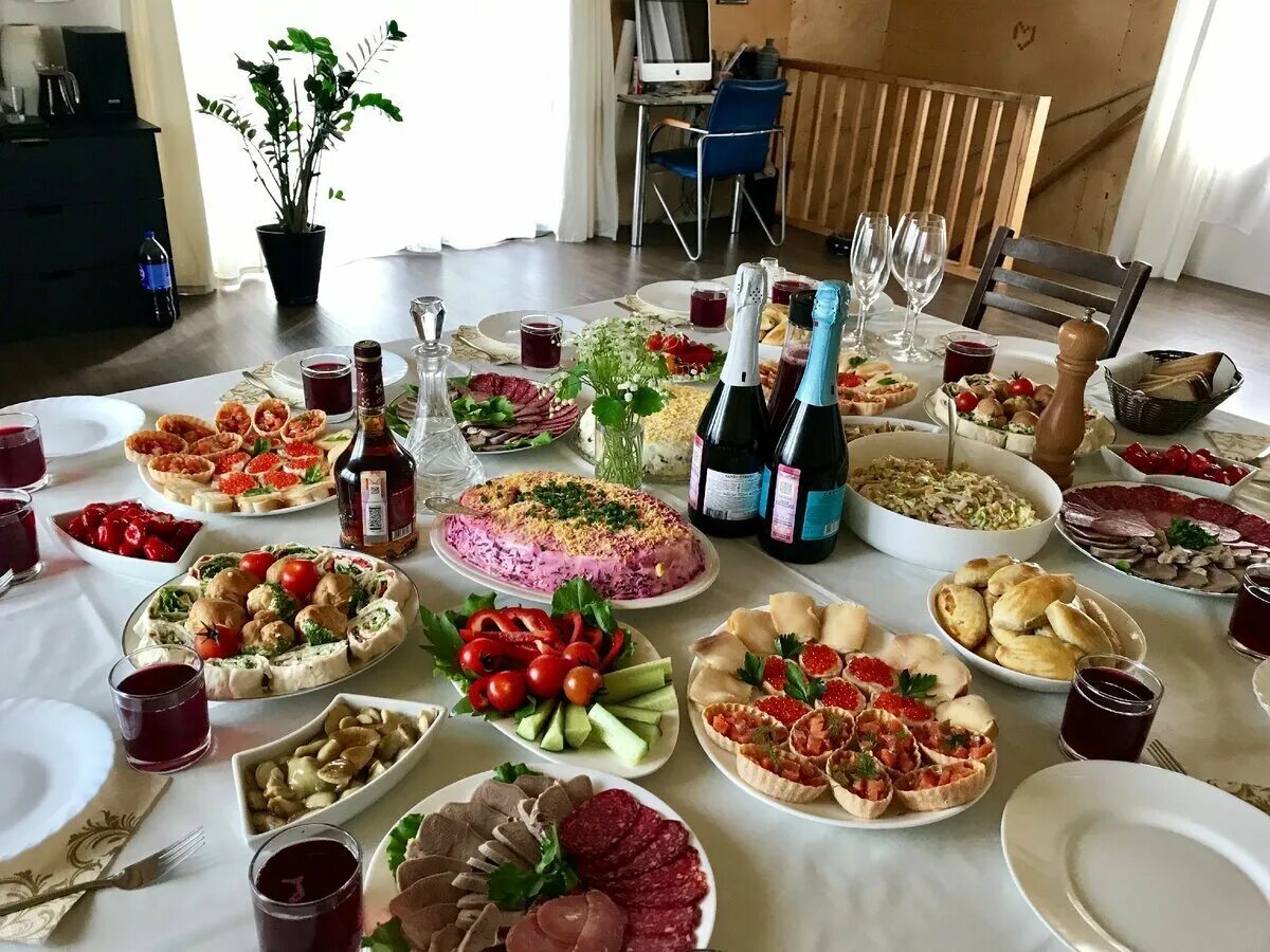 Блюда для банкета. Накрыть стол на день рождения. Скромный стол для юбилея. Домашний стол на юбилей. Стол на день рождения юбилей.