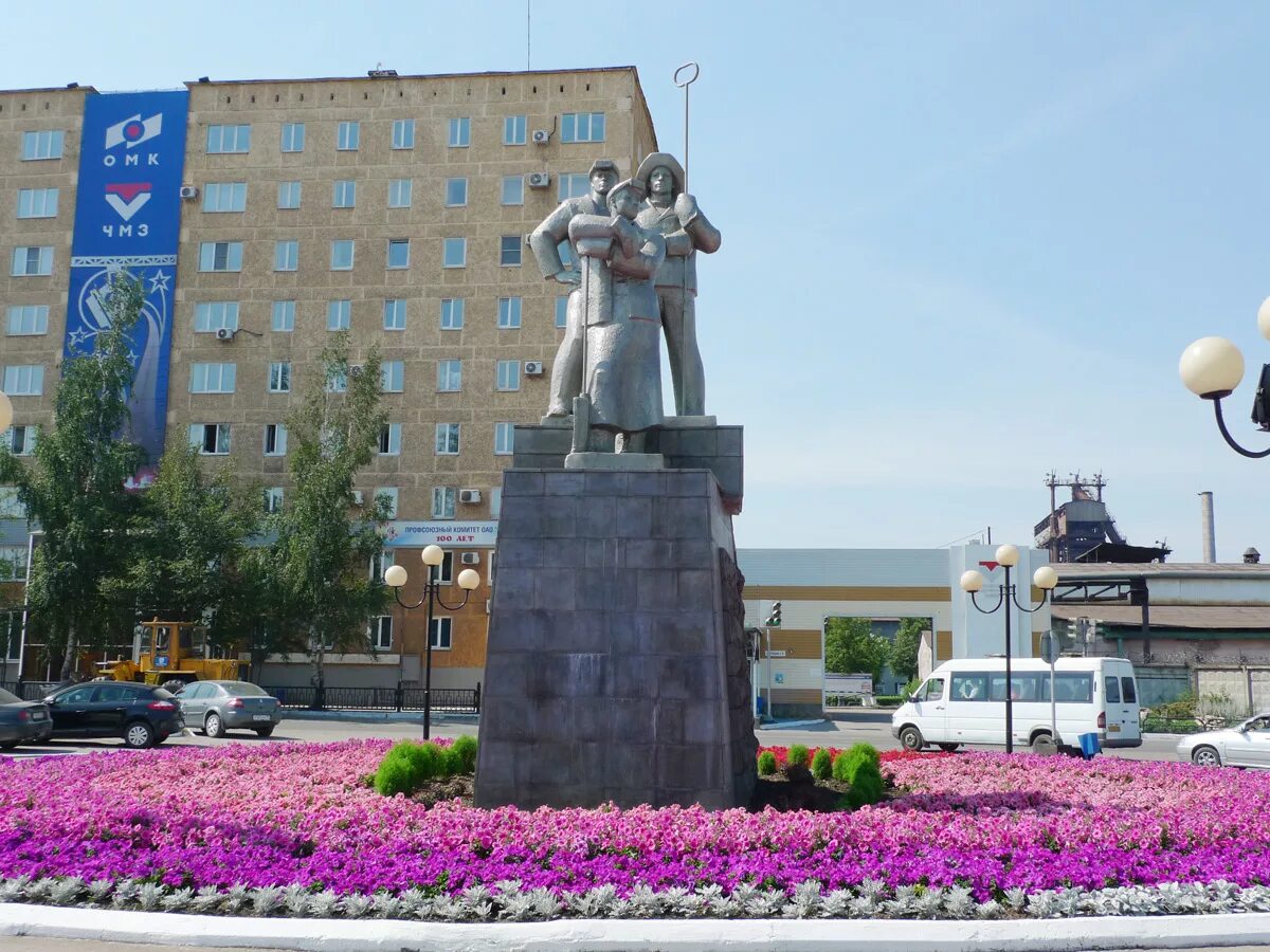 Памятник металлургам Чусовой. Площадь ЧМЗ Чусовой. Достопримечательности города Чусовой памятник сталеварам. Монумент Чусовой.