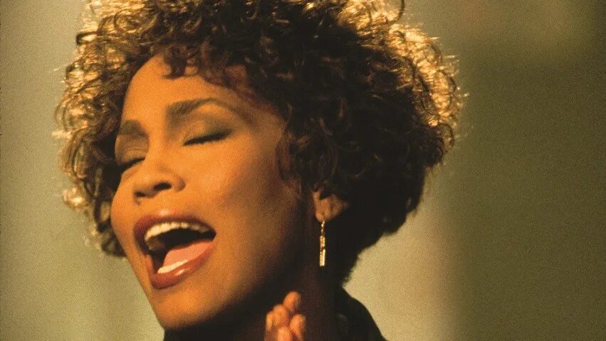 Уитни хьюстон greatest. Уитни хьюстон песни. Уитни хьюстон молодая. Whitney houston greatest love of all poster. Уитни хьюстон клип с испанским певцом.