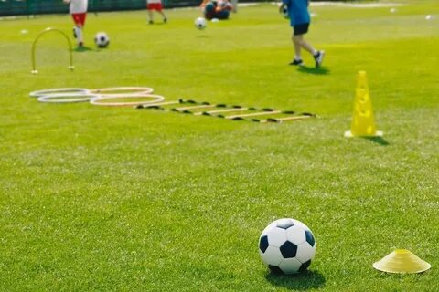 Спортивная игра на травяном поле
