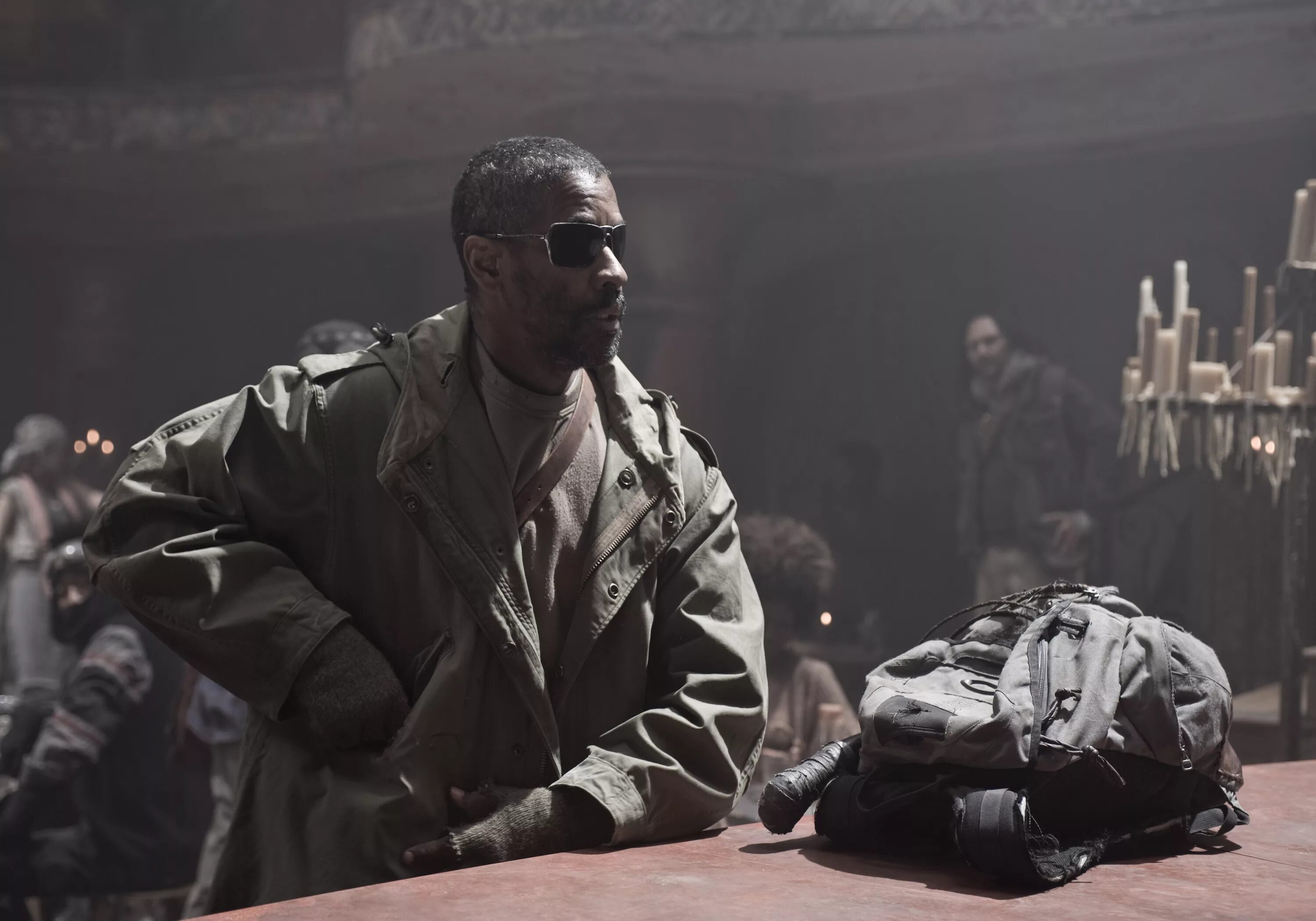 Дензел вашингтон 2020. Дензел вашингтон илай. Дэнзел вашингтон книга ила. Дензел вашингтон в фильме книга илая. Книга илая фото.