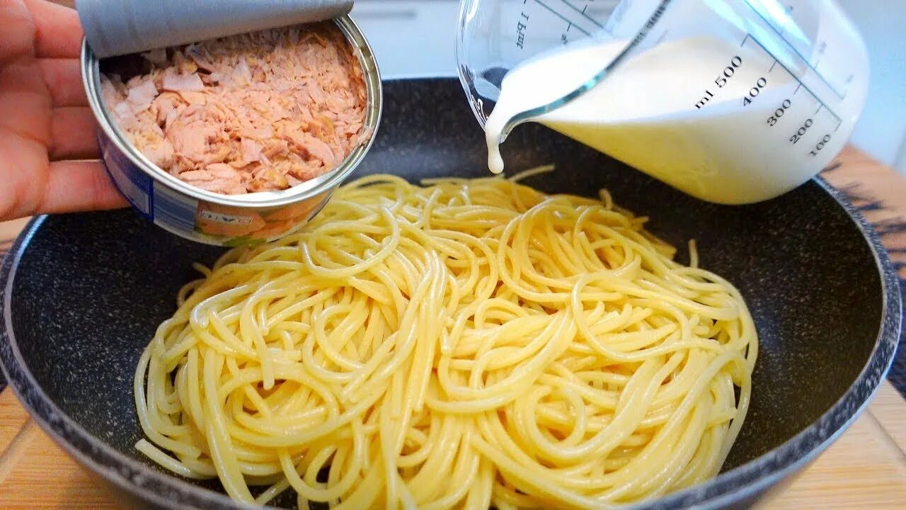Паста с консервами. Макароны с консервированной рыбой. Макароны с тунцом консервированным. Паста с консервами. Макароны с рыбой.