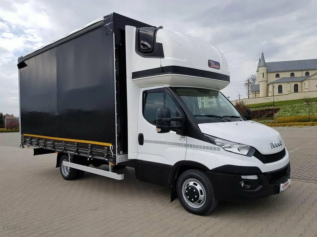 Iveco Daily 35c15. Ивеко Дейли 70с15 с закабинным спальником. Ивеко Дейли грузовой фургон. Ивеко Дейли тентованный.