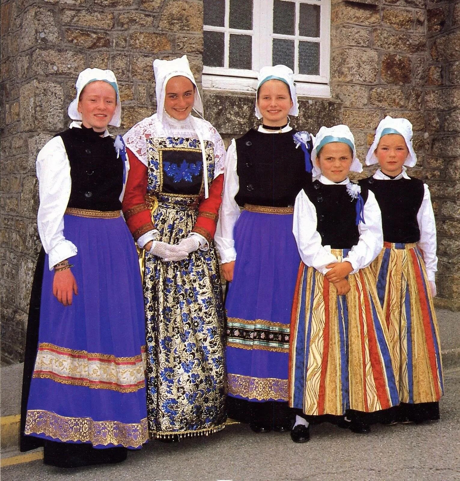 Эльзас национальный костюм. Нац костюм Бретань Франция. Национальные костюмы Бретани Франция. Бретонцы народ Франции.