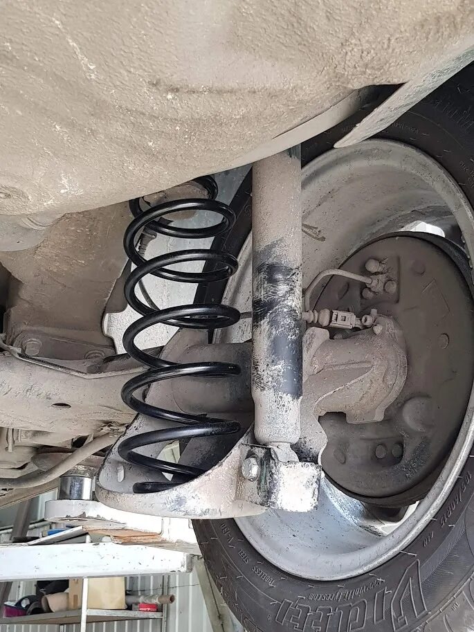 Как поменять пружину задней подвески Замена задних пружин Kia Sportage I KIA Sportage (1G), 2 л, 2000 года своими р