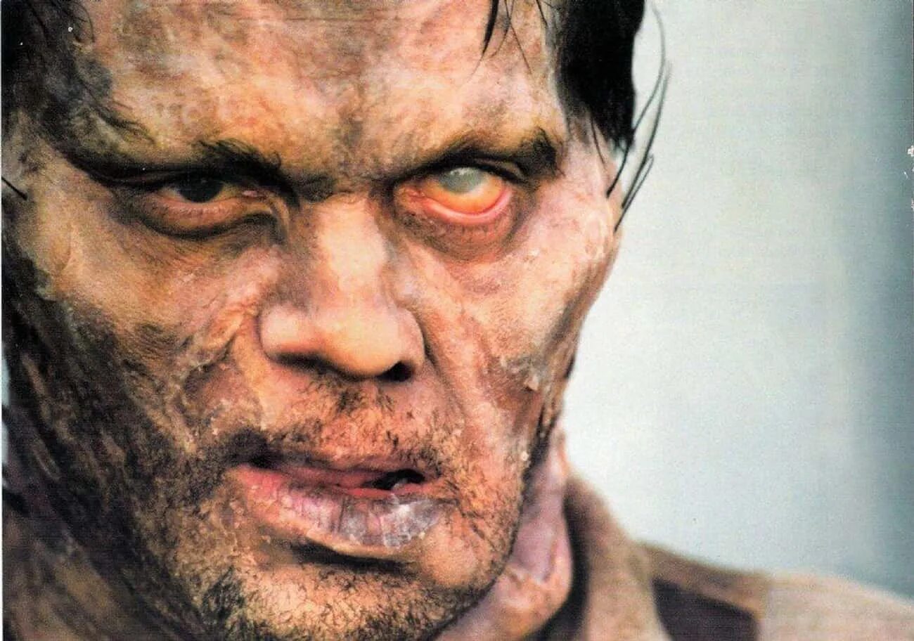 Люди в черном фермер эдгар. Люди в черном (фильм 1997 года). Винсент д'онофрио таракан. Люди в чёрном фильм 1997 эдгар. Винсент д онофрио люди в черном 1997.