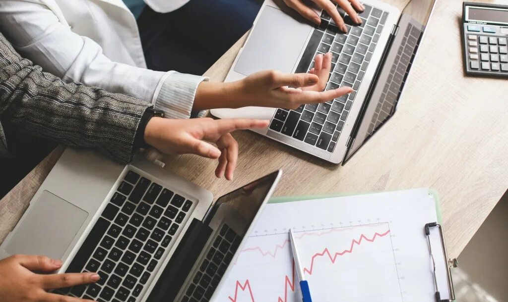 Человек сдается. Человек сдает отчетность. Специалист иллюстрация. Упрощенная работа. Упрощение картинка.