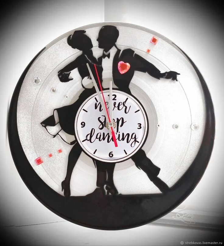 Часы из виниловых пластинок. Циферблат часов для танца. Танцую часами. Танцую часами. Часы из винила танцы.
