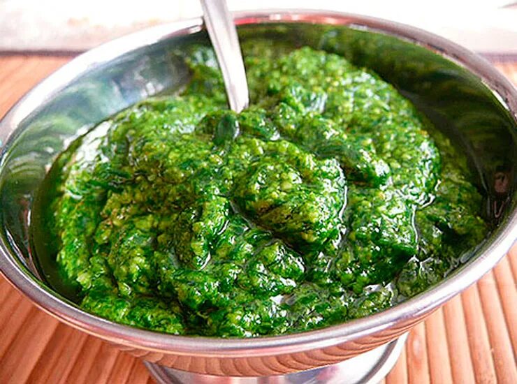 Черемша через мясорубку. Песто с черемшой. песто из чесночных стрелок. черемша из чесночных стрелок. заготовки из чесночных стрелок на зиму.