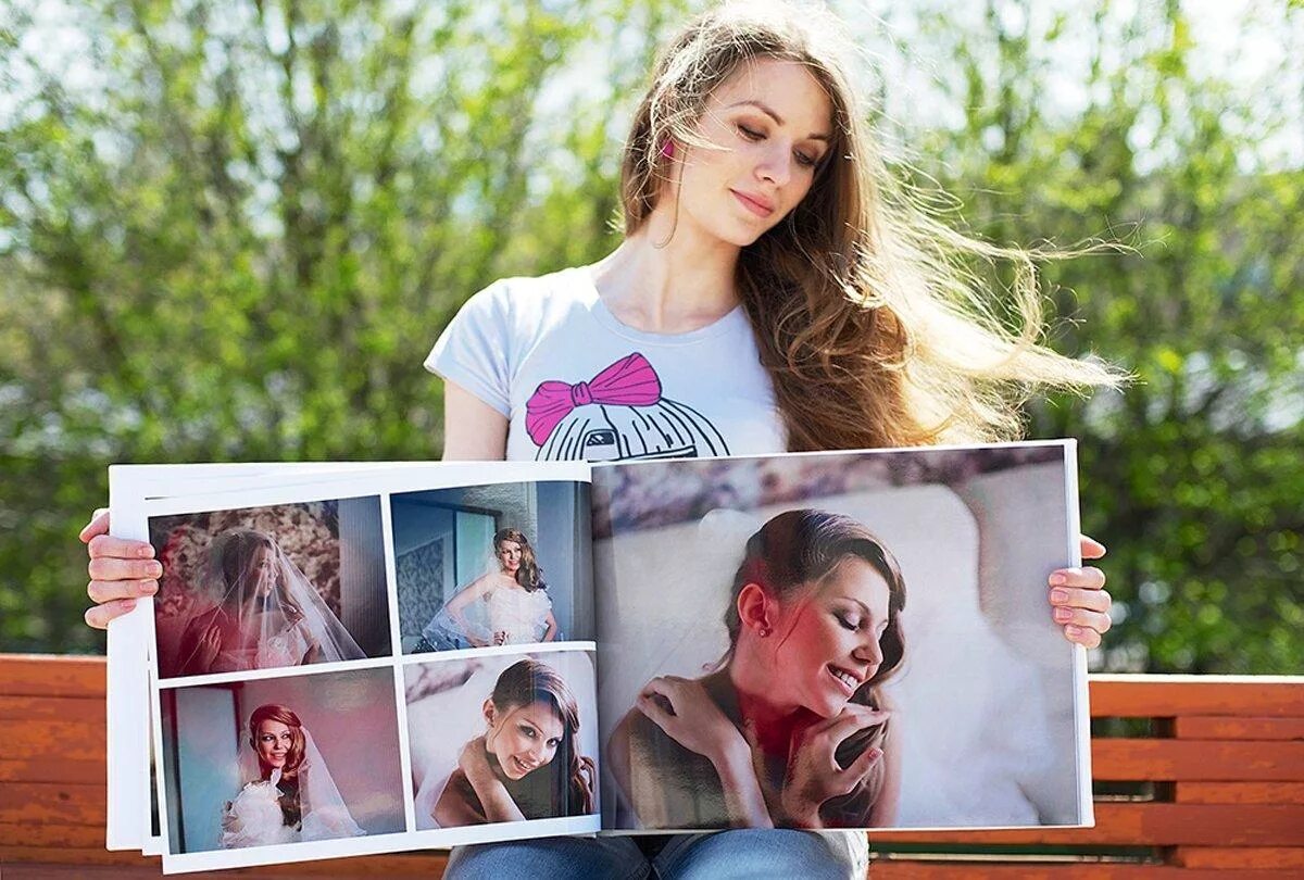 Фото 15. Фотокнига в руках. Фотоальбом фотосессия. Фотоальбом в руках. Фотокнига для девушки.