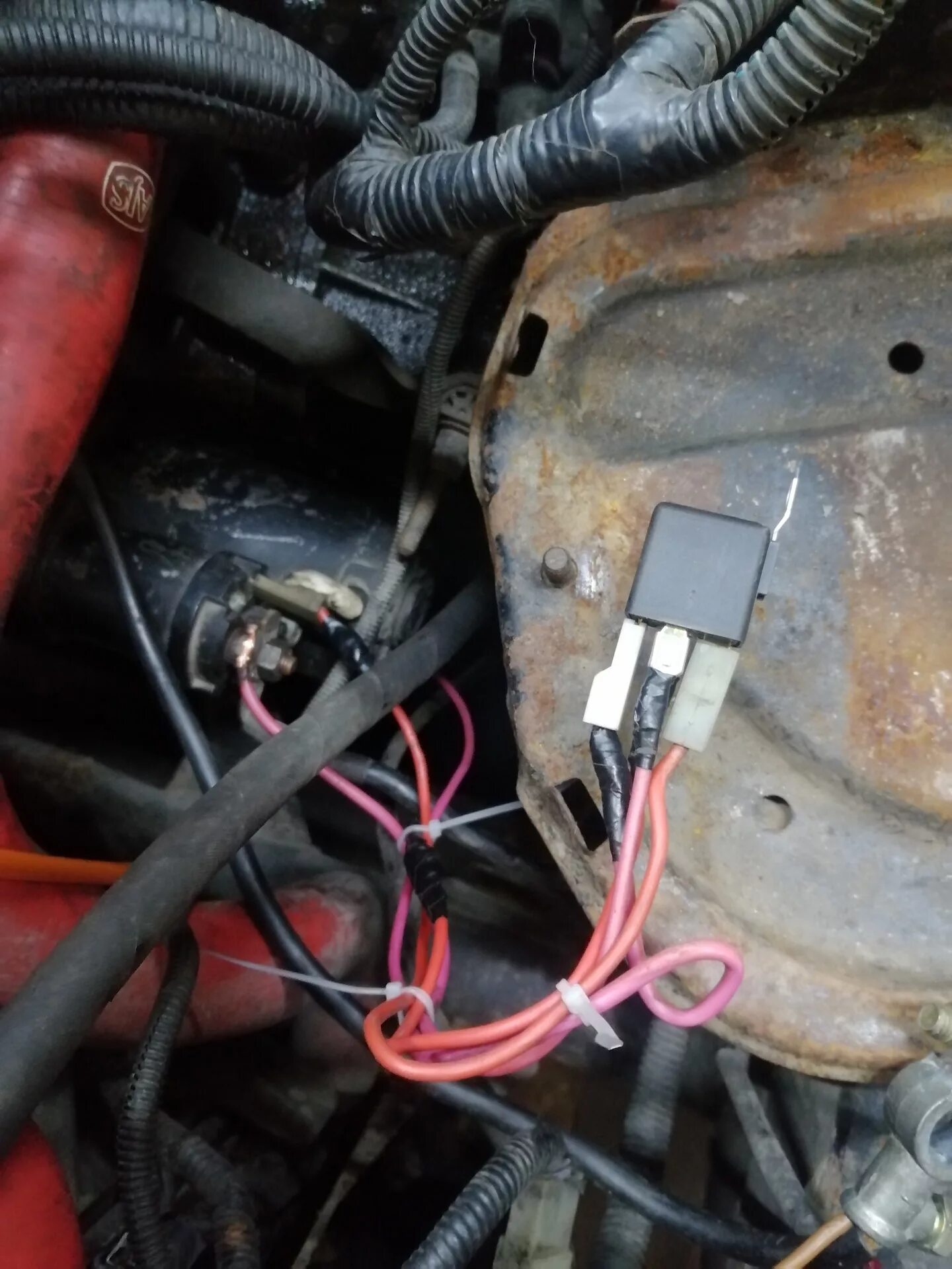 Где установлены реле стартера дистанционная откл.вкл. массы Jeep Grand Cherokee (ZJ), 5,2 л, 1995 года друго