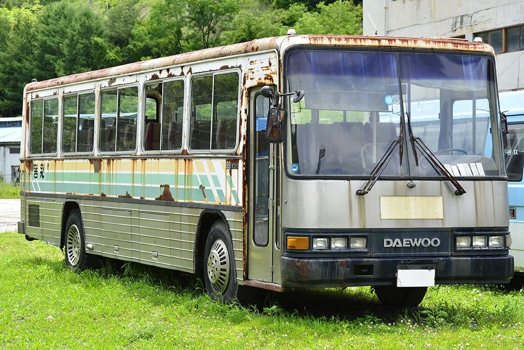 старые пассажирские автобусы. старый дворик буй. старый двор владимирская область. автобус паз ссср 672. старые дворы одессы.