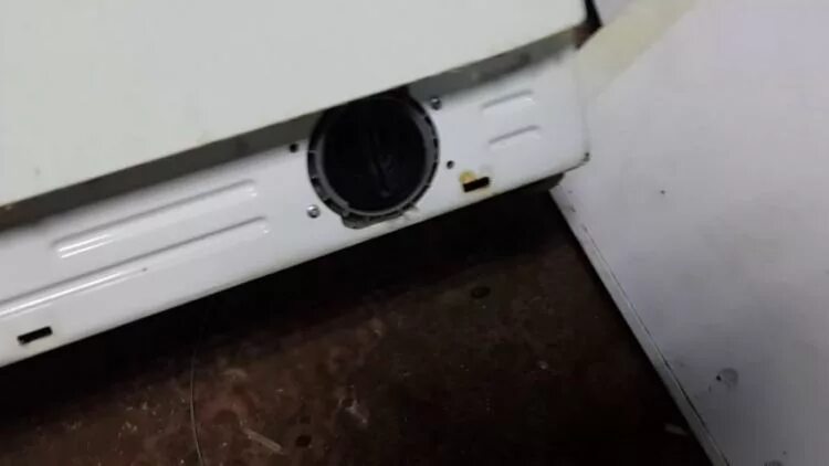 Как почистить индезит. Индезит wisl 103 клапан слива воды. Чистка фильтра стиральной машины индезит. Прочистить фильтр стиральной машины индезит. Как почистить индезит.