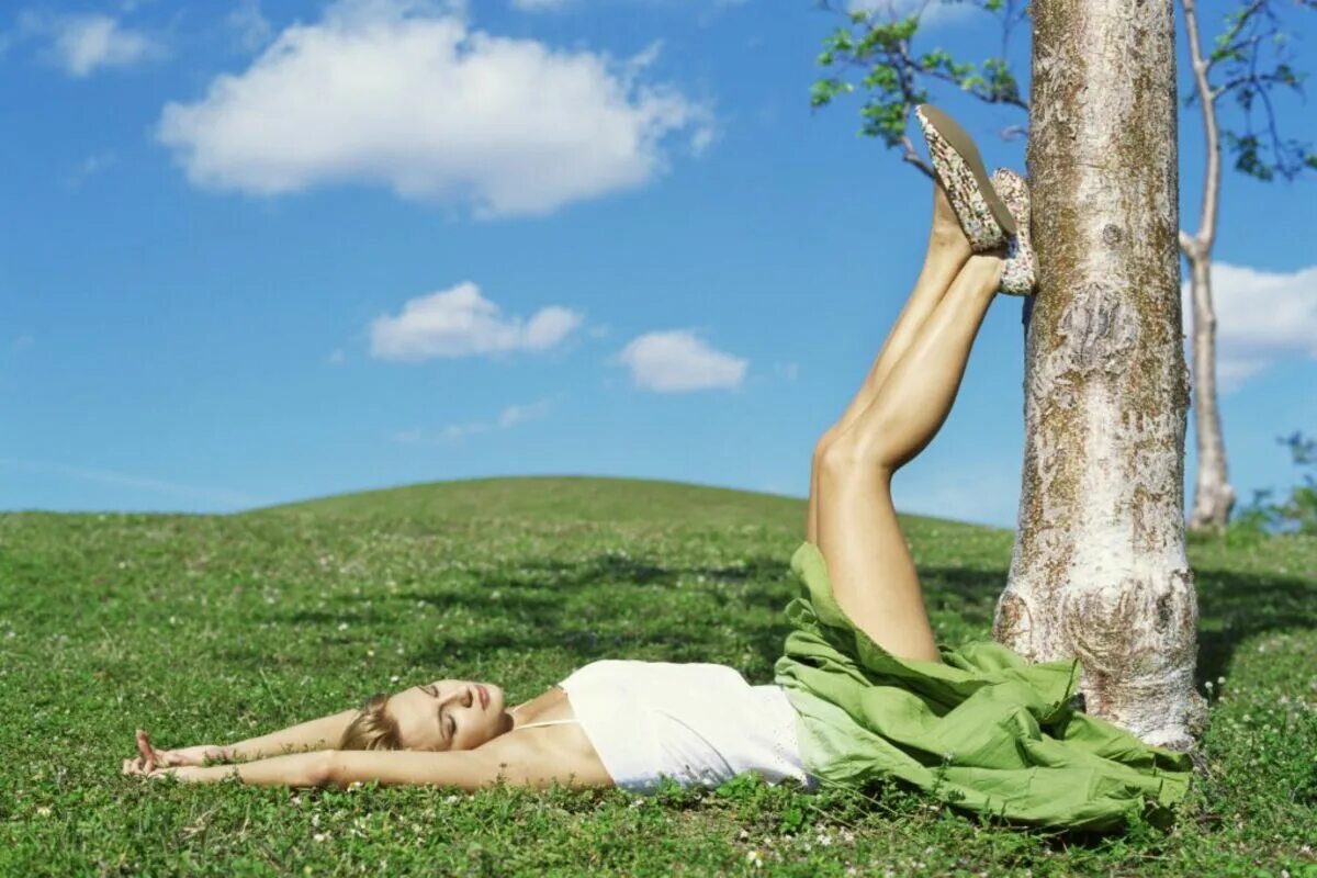 Устает тело. Вверх ногами. Женщины с поднятыми ногами. Ноги кверху. Девушка лежит на траве.