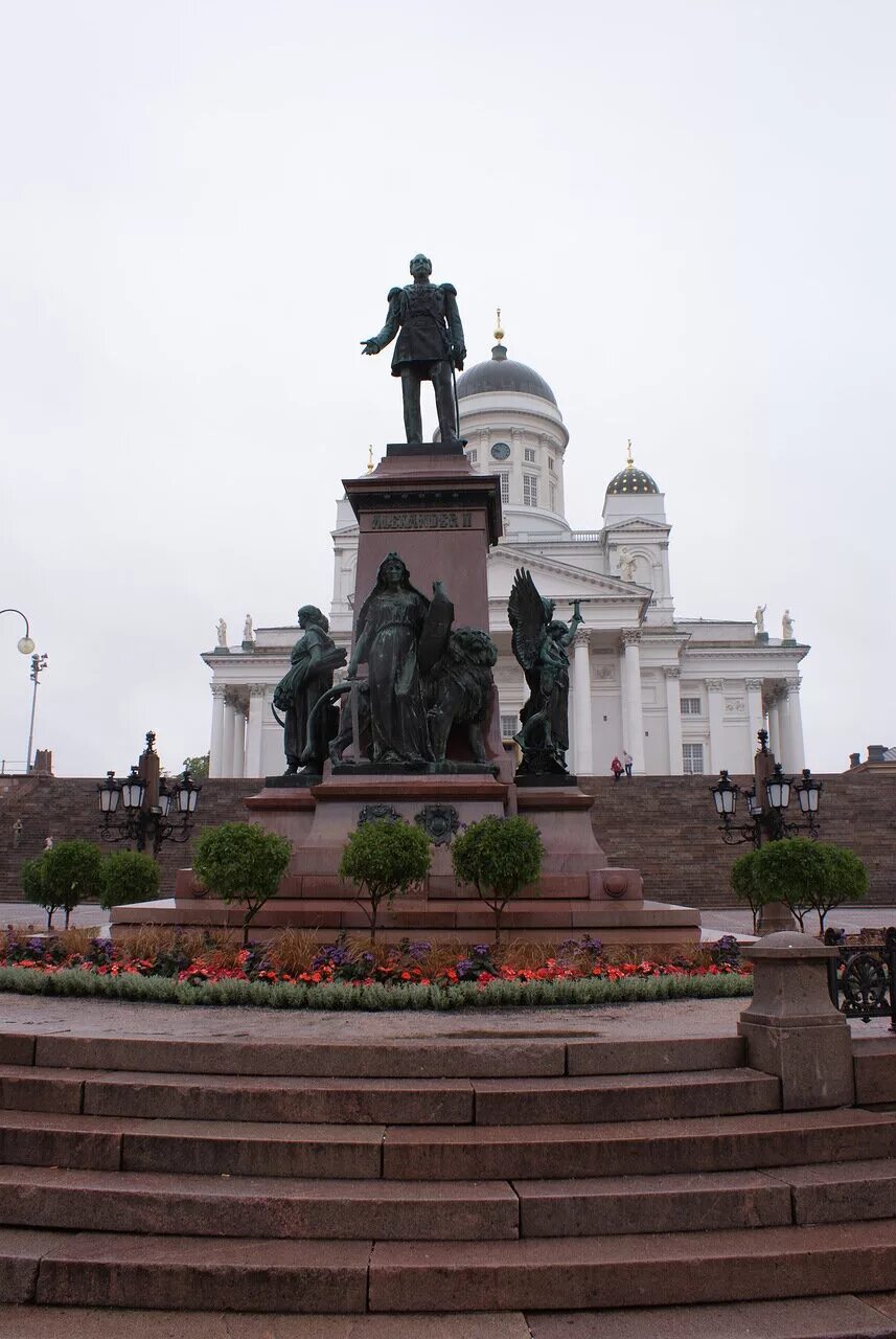 Памятник в хельсинки. Хельсинки памятник Александру на Сенатской площади. Памятник Александру в Хельсинки. Памятник Александру 2 в Хельсинки. Сенатская площадь памятник Александру второму в Хельсинки.