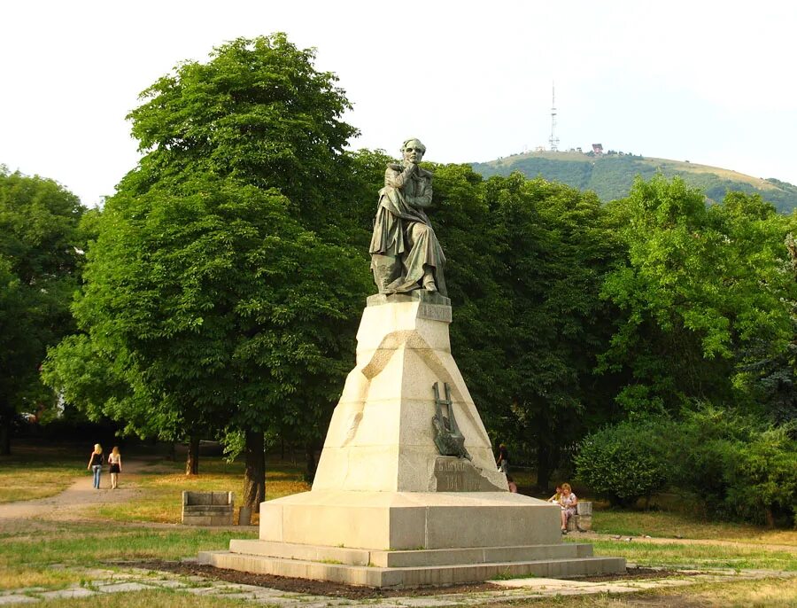 Лермонтов ставропольский край пятигорск. Памятник Лермонтову (Пятигорск). Опекушин памятник Лермонтову в Пятигорске. Монумент Михаила Лермонтова в Пятигорске. Статуя Лермонтова в Пятигорске.