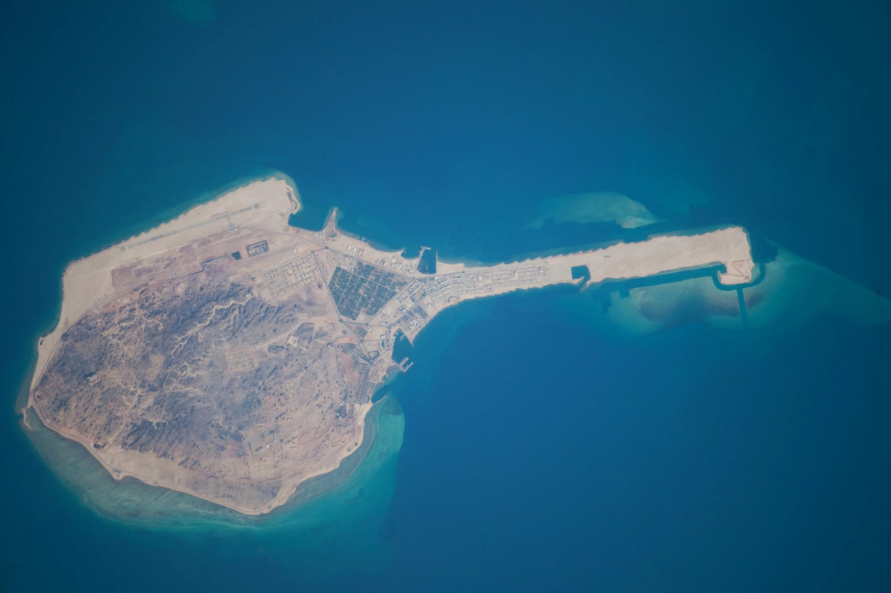 An island off the coast. Остров сир-Абу-Нуайр. Далма Айленд. Остров Делма. Далма фото вид сверху.